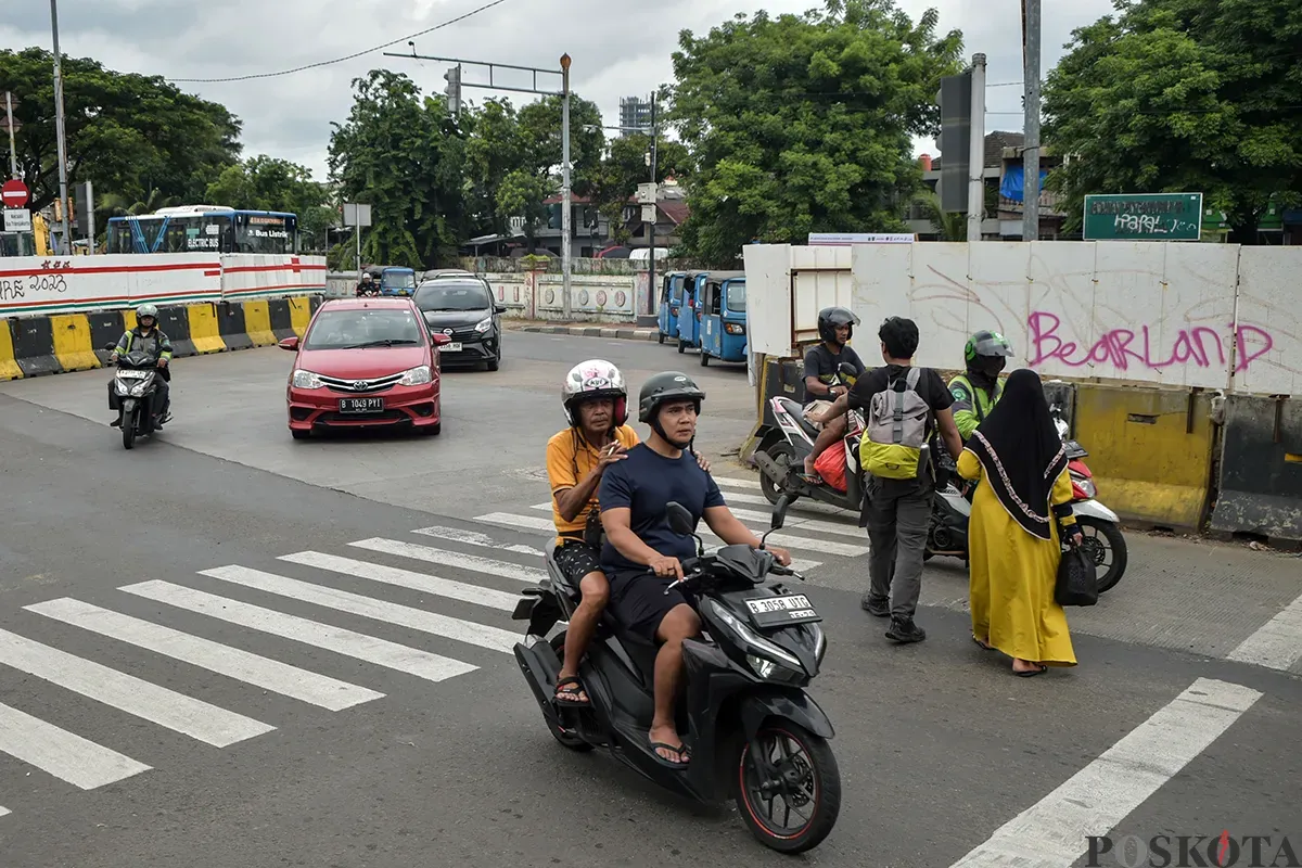 Petugas Dinas Perhubungan (DISHUB) DK Jakarta mengatur laju kendaraan saat melintas di kawasan Terminal Manggarai, Jakarta, Senin, 27 Januari 2025. (Sumber: Poskota/Bilal Nugraha Ginanjar)