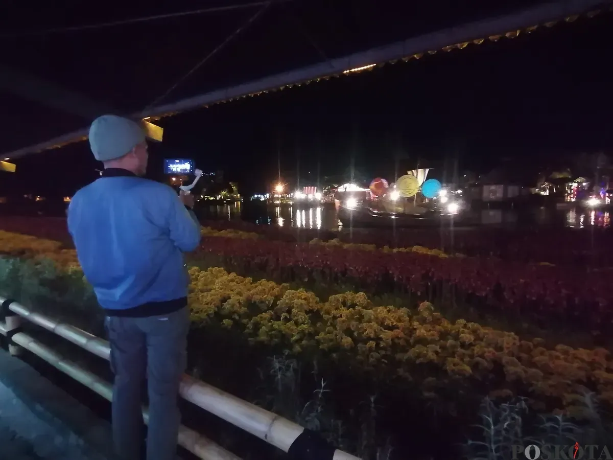 Pengunjung mengabadikan momen dari tepi danau di tempat Wisata Floating Market, Lembang, Kabupaten Bandung Barat. (Sumber: Poskota/Gatot Poedji Utomo)