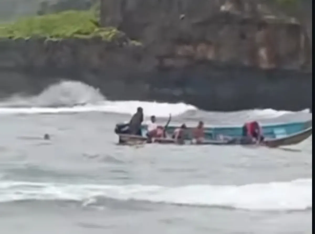 Proses pencarian korban tenggelam terseret ombk Pantai Drini Gunung Kidul, DIY oleh petugas SAR Satlinmas. (Sumber: Instagram @pakwowestobat)