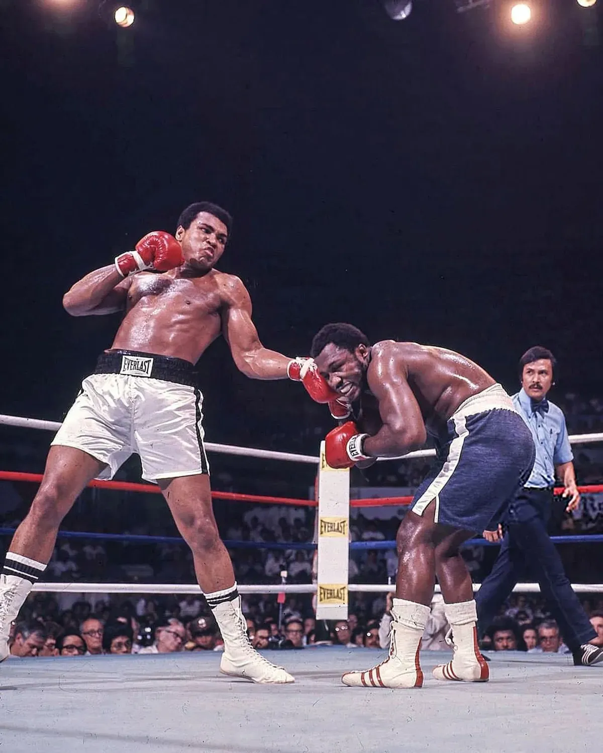 Pertarungan Muhammad Ali vs Joe Frazier (Sumber: IG: @boxingnewsonline)