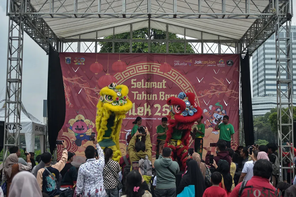 Pengunjung menyaksikan atraksi barongsai yang berlangsung di sisi utara Monumen Nasional (Monas), Jakarta, Selasa, 28 Januari 2025. (Sumber: Poskota/Bilal Nugraha Ginanjar)