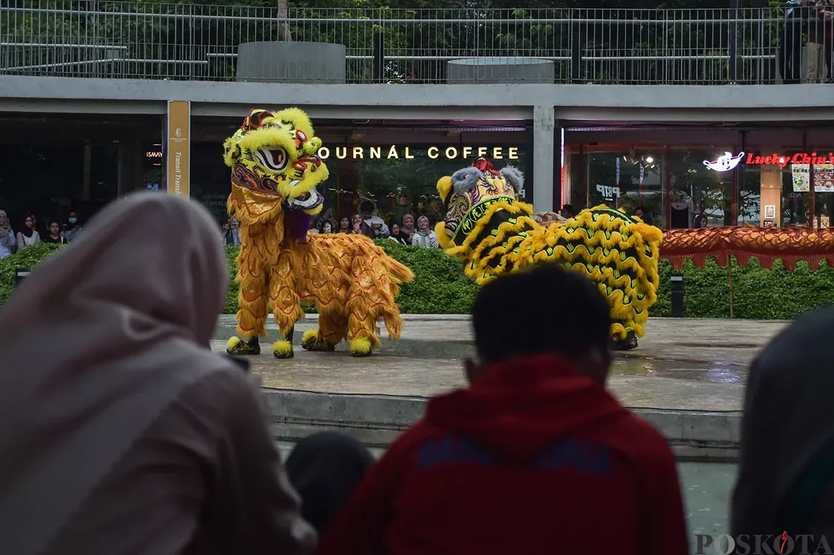 Pengunjung menyaksikan atraksi barongsai di Taman Literasi, Jakarta Selatan, Selasa, 28 Januari 2025. (Sumber: Poskota/Bilal Nugraha Ginanjar)