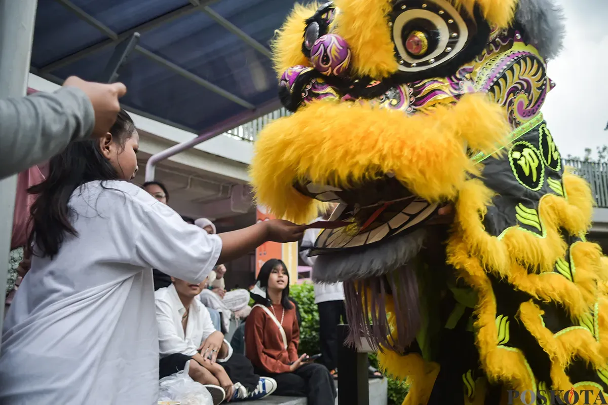 Pengunjung menyaksikan atraksi barongsai di Taman Literasi, Jakarta Selatan, Selasa, 28 Januari 2025. (Sumber: Poskota/Bilal Nugraha Ginanjar)