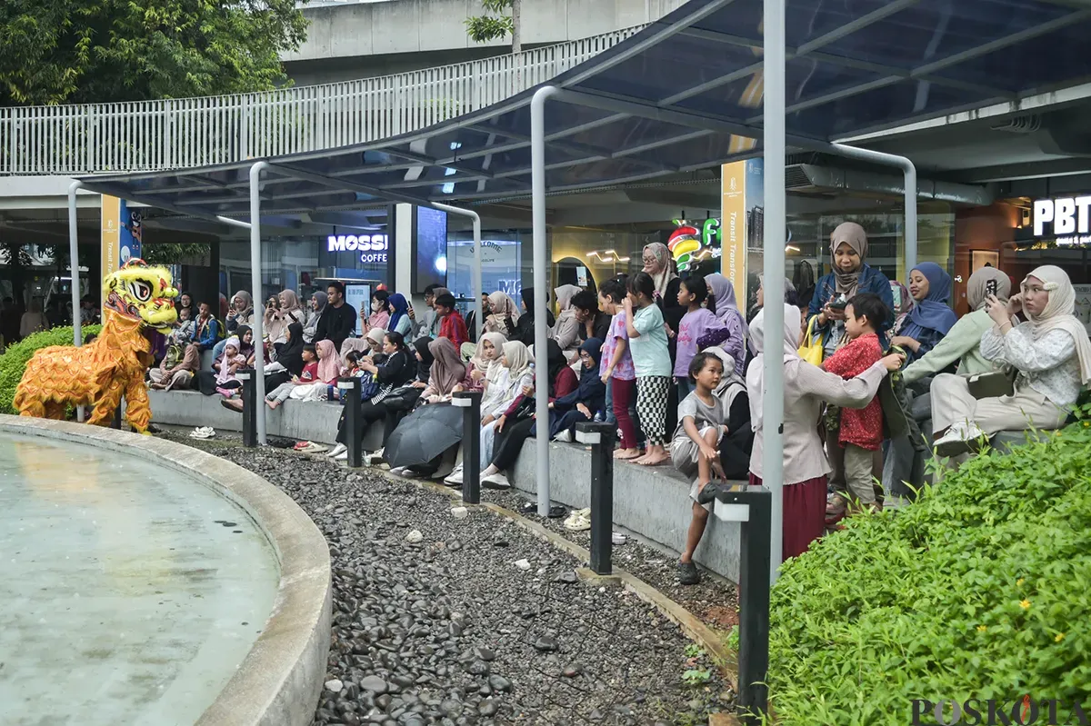 Pengunjung menyaksikan atraksi barongsai di Taman Literasi, Jakarta Selatan, Selasa, 28 Januari 2025. (Sumber: Poskota/Bilal Nugraha Ginanjar)