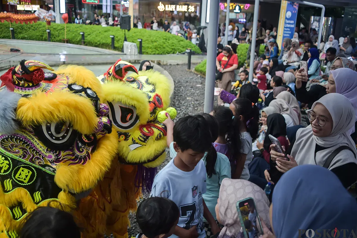 Pengunjung menyaksikan atraksi barongsai di Taman Literasi, Jakarta Selatan, Selasa, 28 Januari 2025. (Sumber: Poskota/Bilal Nugraha Ginanjar)