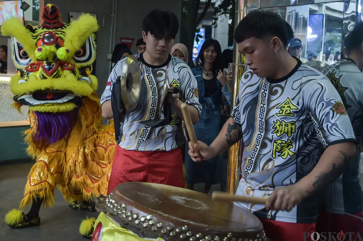 Pengunjung menyaksikan atraksi barongsai di Taman Literasi, Jakarta Selatan, Selasa, 28 Januari 2025. (Sumber: Poskota/Bilal Nugraha Ginanjar)