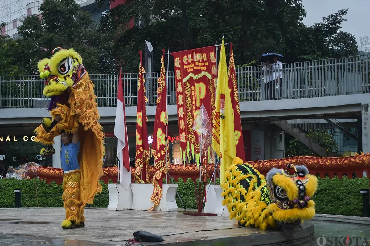 Pengunjung menyaksikan atraksi barongsai di Taman Literasi, Jakarta Selatan, Selasa, 28 Januari 2025. (Sumber: Poskota/Bilal Nugraha Ginanjar)