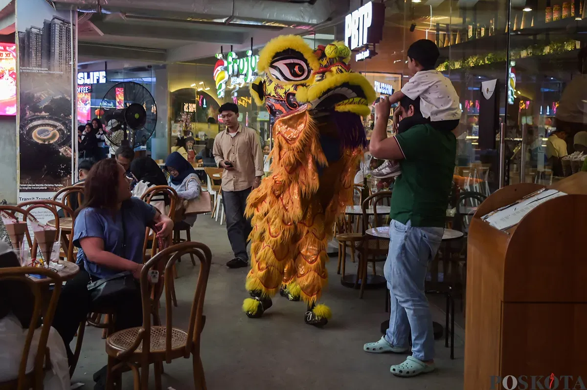 Pengunjung menyaksikan atraksi barongsai di Taman Literasi, Jakarta Selatan, Selasa, 28 Januari 2025. (Sumber: Poskota/Bilal Nugraha Ginanjar)