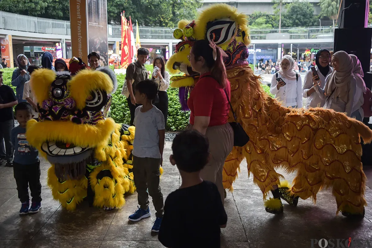 Pengunjung menyaksikan atraksi barongsai di Taman Literasi, Jakarta Selatan, Selasa, 28 Januari 2025. (Sumber: Poskota/Bilal Nugraha Ginanjar)