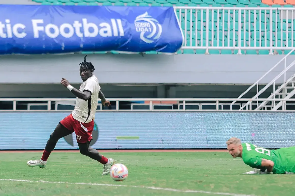 Momen saat Balotelli mencetak gol di pertandingan Dewa United vs PSM Makssar pada pekan 20 Liga 1 2024-25. (Sumber: Instagram @psm_makassar)