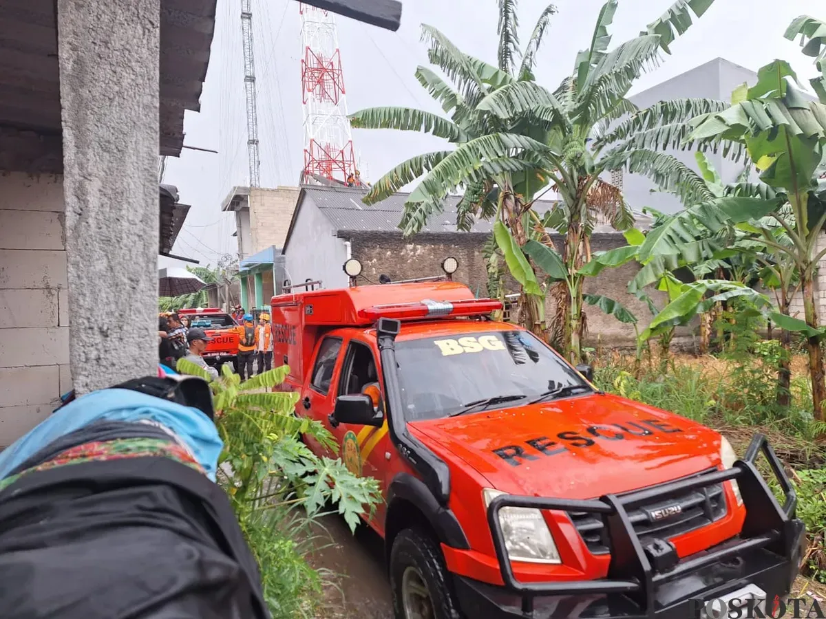 Dua mobil rescue Basarnas tiba di lokasi proyek coran penyanggah tower yang runtuh di Tambun Utara, Kabupaten Bekasi, Selasa, 28 Januari 2025. (Sumber: Poskota/Ihsan Fahmi)