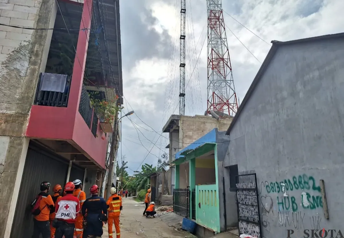 Proses evakuasi jenazah pekerja proyek yang terjepit runtuhnya coran penyangga tower provider di Tambun Utara, Kabupaten Bekasi, masih berlangsung hingga Selasa, 28 Januari 2025. (Sumber: Poskota/Ihsan Fahmi)