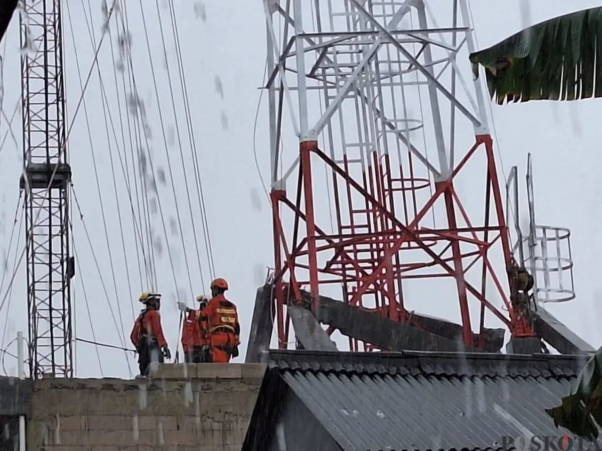 Sejumlah petugas berada di sekitar tower di Tambun Utara, Kabupaten Bekasi, Selasa, 28 Januari 2025. (Sumber: Poskota/Ihsan Fahmi)