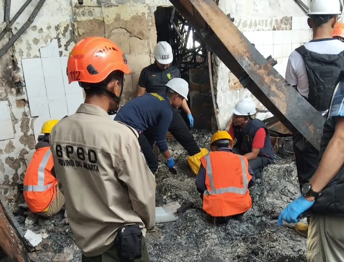 Tim gabungan kembali mengevakuasi satu kantong jenazah korban kebakaran Plaza Glodok, Tamansari, Jakarta Barat, Selasa, 28 Januari 2025 (Sumber: Dok. BPBD Jakarta)