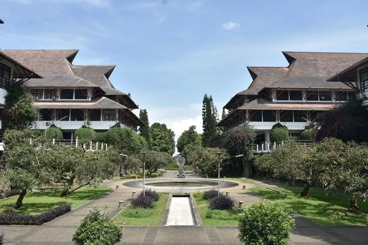 Gedung utama ITB yang menjadi pusat inovasi teknologi dan pendidikan kedokteran (Sumber: Pinterest)