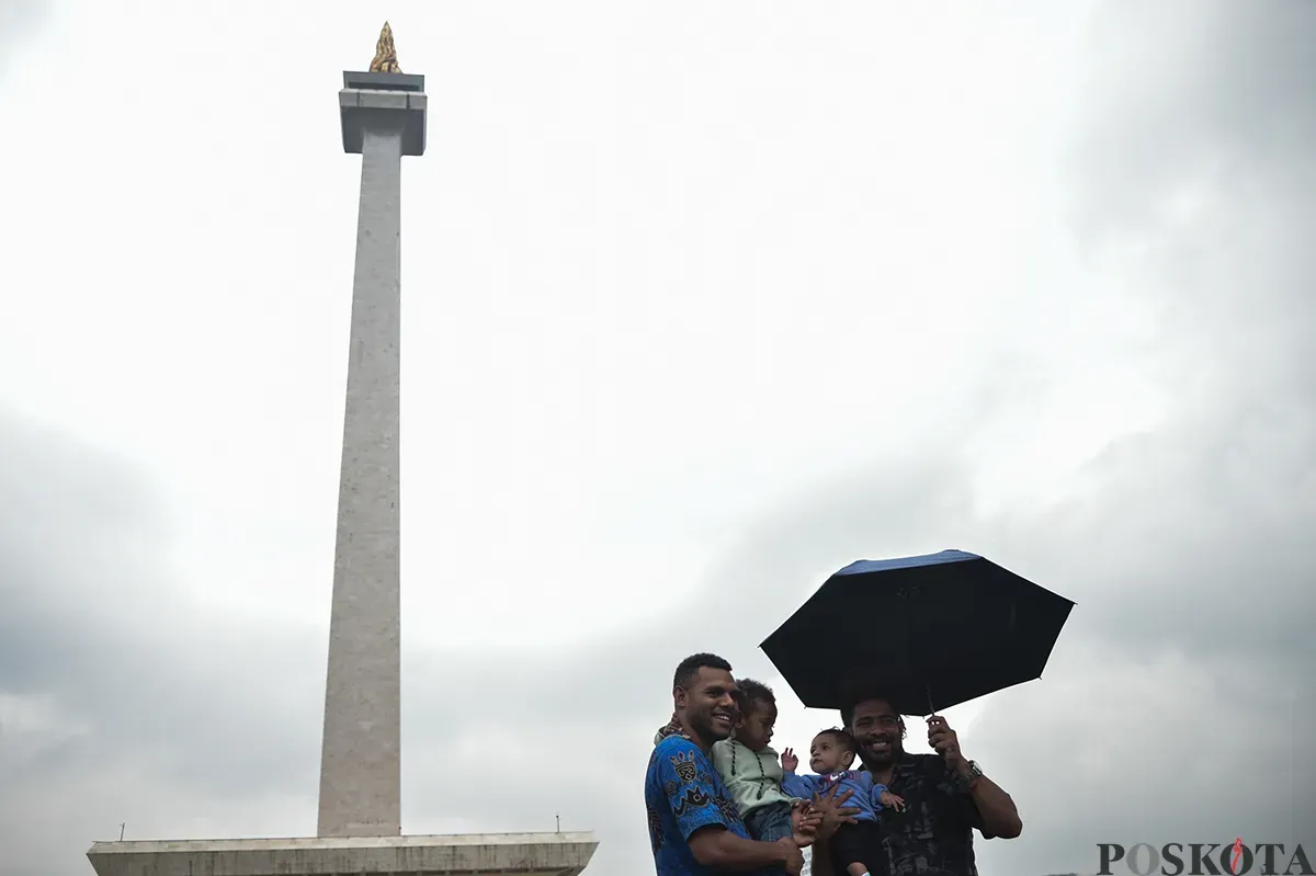 Warga mengunjungi kawasan Monumen Nasional (Monas), Jakarta, Selasa, 28 Januro 2025. (Sumber: Poskota/Bilal Nugraha Ginanjar)