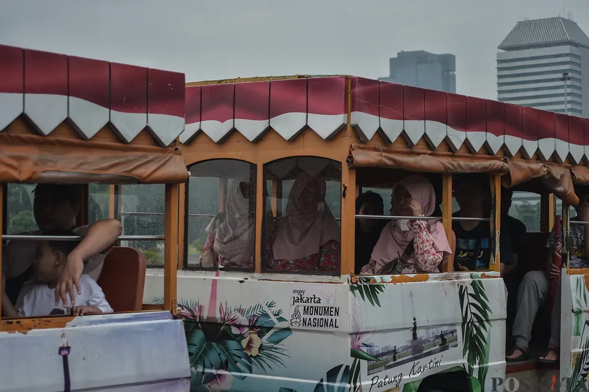 Warga mengunjungi kawasan Monumen Nasional (Monas), Jakarta, Selasa, 28 Januro 2025. (Sumber: Poskota/Bilal Nugraha Ginanjar)