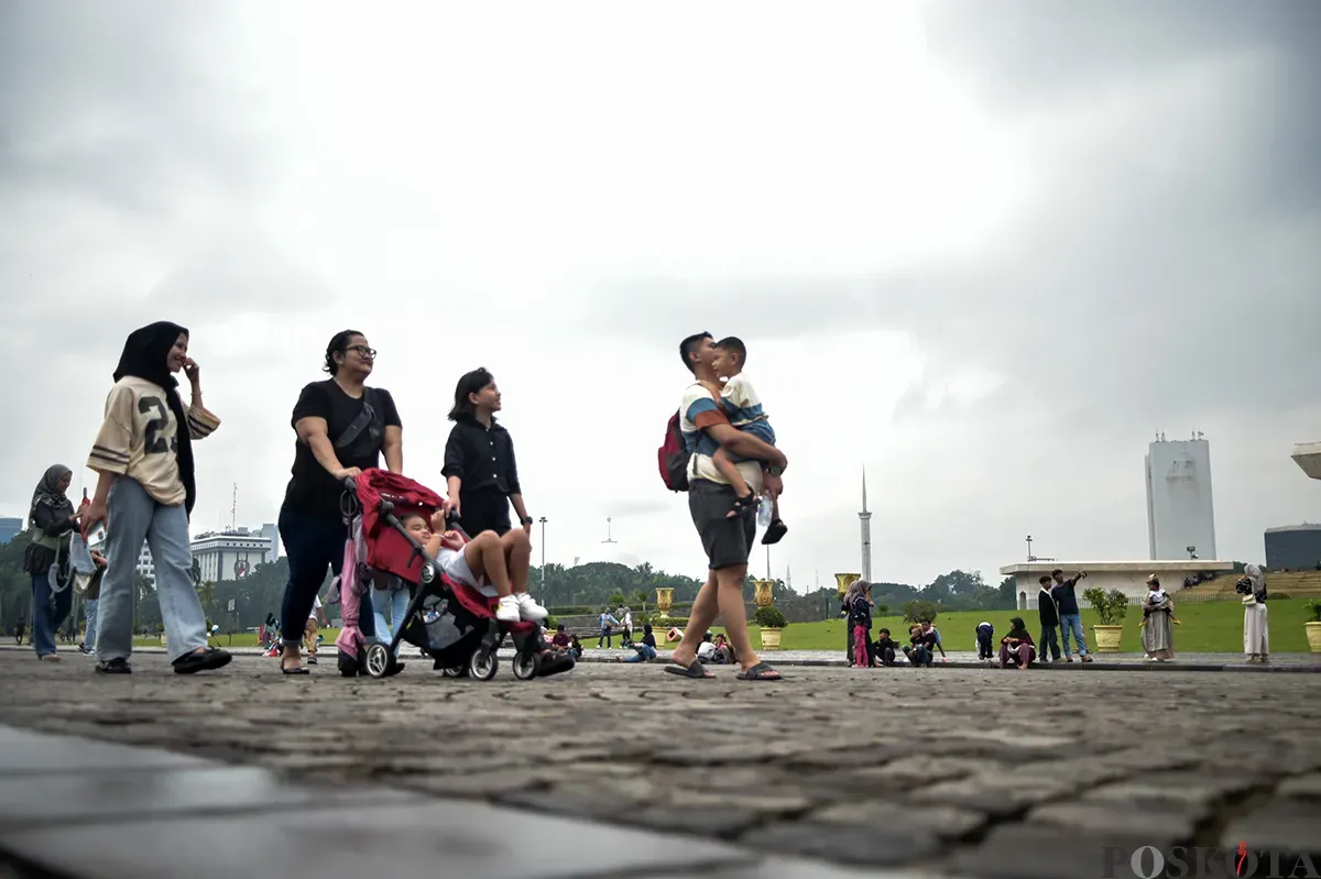 Warga mengunjungi kawasan Monumen Nasional (Monas), Jakarta, Selasa, 28 Januro 2025. (Sumber: Poskota/Bilal Nugraha Ginanjar)