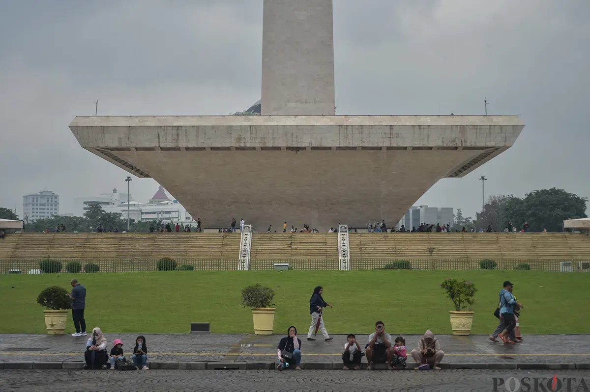 Warga mengunjungi kawasan Monumen Nasional (Monas), Jakarta, Selasa, 28 Januro 2025. (Sumber: Poskota/Bilal Nugraha Ginanjar)