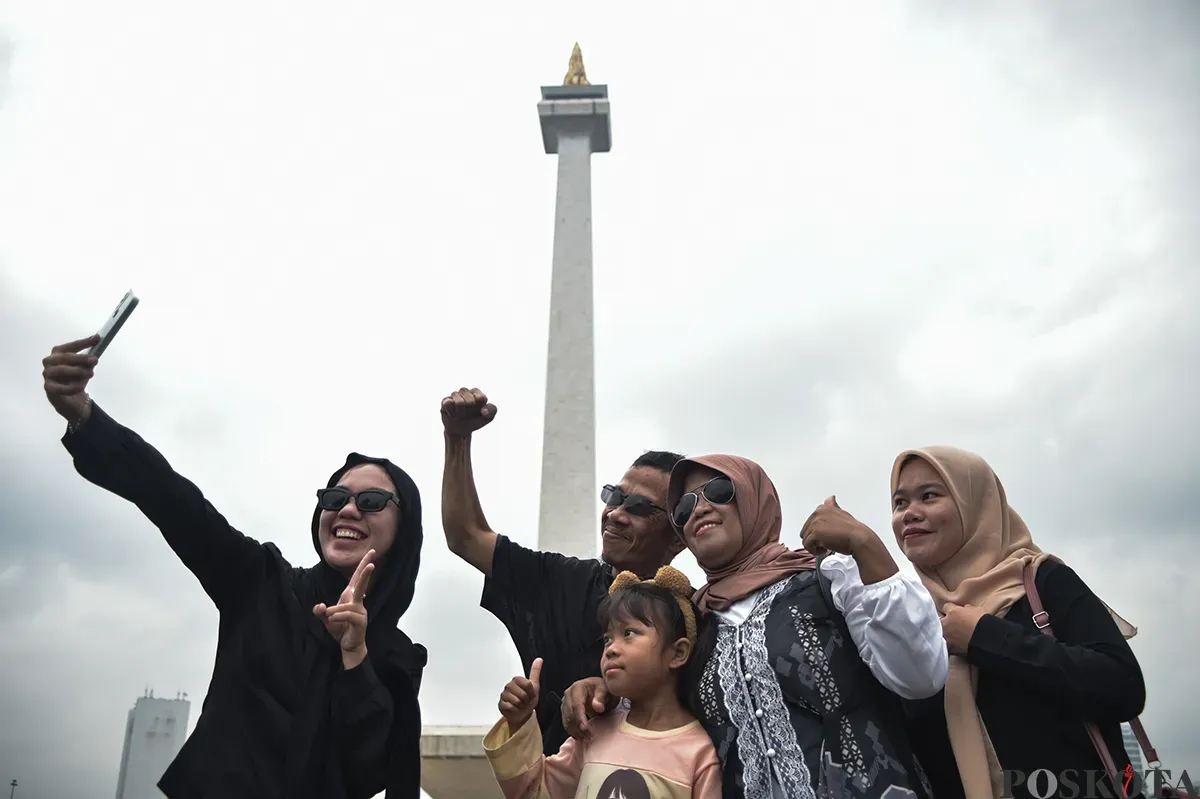 Warga mengunjungi kawasan Monumen Nasional (Monas), Jakarta, Selasa, 28 Januro 2025. (Sumber: Poskota/Bilal Nugraha Ginanjar)