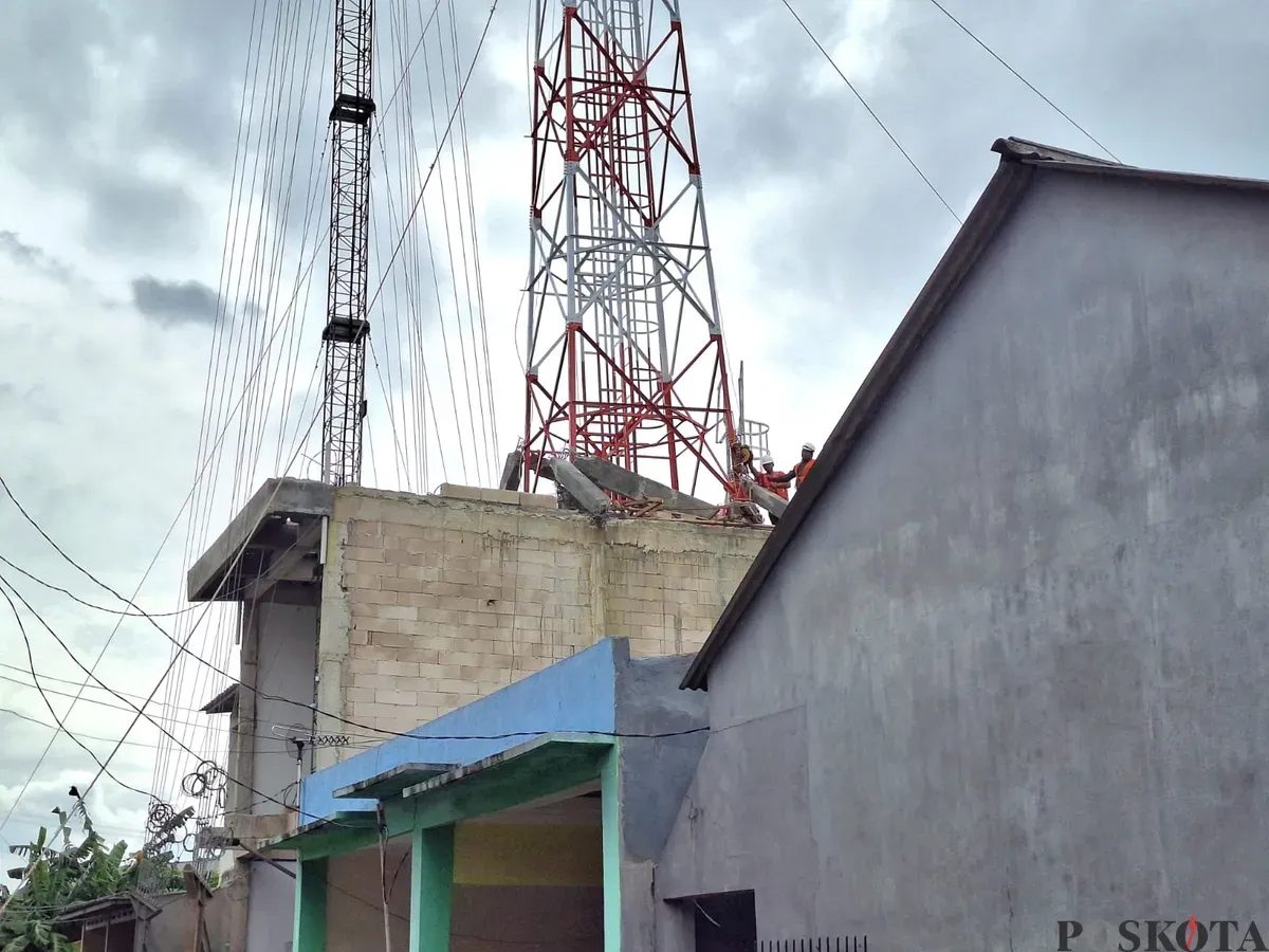 Sejumlah petugas pekerja proyek masih berjaga untuk melakukan pembongkaran kerangka tower di Tambun Utara, Kabupaten Bekasi. Selasa, 28 Januari 2025. (Sumber: Poskota/Ihsan Fahmi)