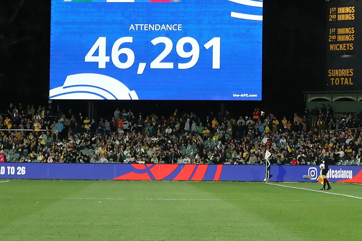 Suporter memadati Stadion Adelaide Oval saat Australia menghadapi China di laga kualifikasi Piala Dunia 2026. (Sumber: Instagram @socceroos)