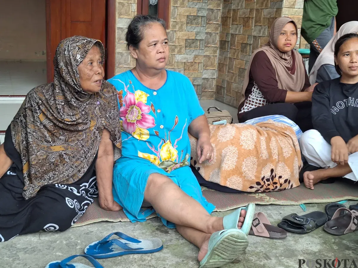 Nanik (memakai kerudung) bersama sejumlah warga yang mengungsi di rumah tetanganya di kawasan kavling Bumi Indah, Tambun Utara, Kabupaten Bekasi, Selasa, 27 Januari 2025. (Sumber: Poskota/Ihsan Fahmi)