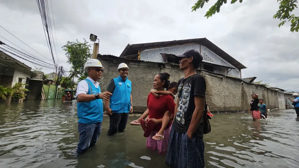 General Manager PLN UID Jakarta Raya, Lasiran bersama Manager PLN UP3 Cengkareng, Robin Septavyn saat meninjau lokasi yang terdampak banjir. (Sumber: Dok. PLN)