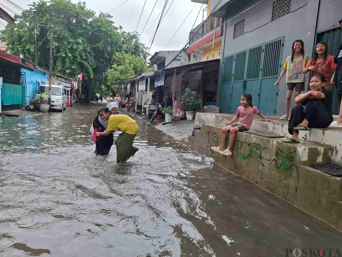 Jalanan di Tugu Utara, Koja, Jakarta Utara, Rabu 29 Januari 2025 siang terendam banjir. (Sumber: Poskota/Angga Pahlevi)