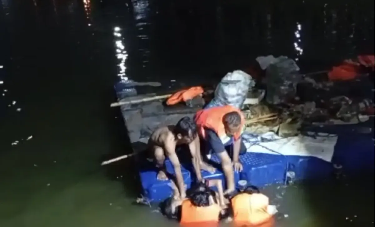 Petugas Damkar Kota Depok mengevakuasi jasad anak laki-laki yang tenggelam usai bermain di Situ Asih Pulo, Rangkapan Jaya, Pancoran Mas, Selasa malam, 28 Januari 2025. (Sumber: Dok. Damkar Kota Depok)