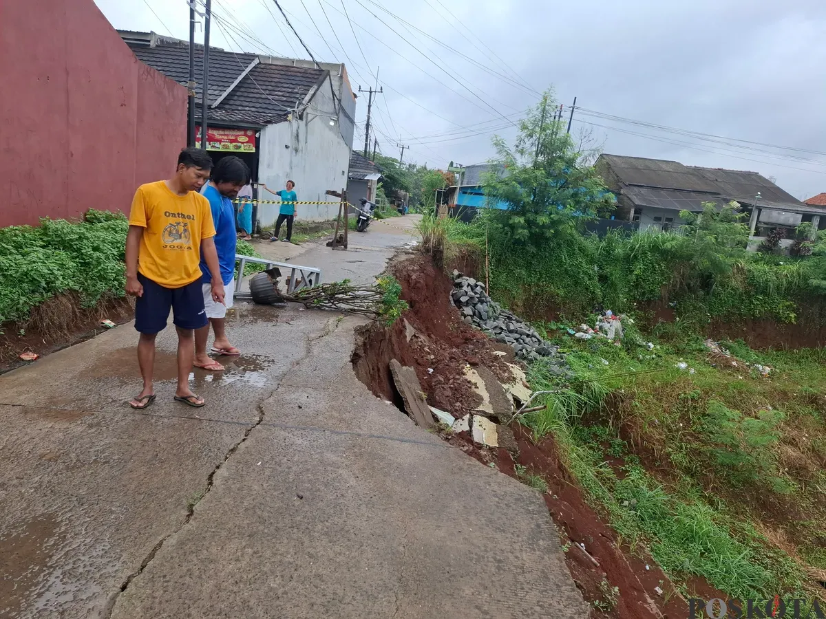 Akses jalan warga Perumahan Arya Tama Regency, RT 5 RW 06, Kampung Prigi, Bedahan, Sawangan, Kota Depok, terputus akibat tebing setinggi 10 meter longsor pada Selasa siang, 28 Januari 2025. (Sumber: Poskota/Angga Pahlevi)