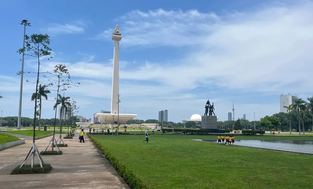 Ilustrasi - Ratusan personel kebersihan disiagakan di Monumen Nasional (Monas) menjelang pelantikan kepala daerah serentak. (Sumber: X/@ColminIndonesia)