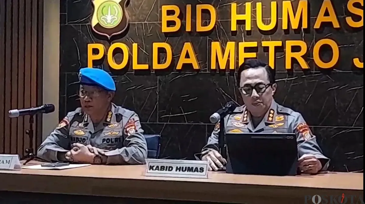 Kabid Propam Polda Metro Jaya, Kombes Radjo Alriadi Harahap (kiri) dan Kabid Humas Polda Metro Jaya, Kombes Ade Ary Syam Indradi di Mapolda Metro Jaya, Jakarta Selatan, Rabu, 29 Januari 2025. (Sumber: Poskota/Ali Mansur)