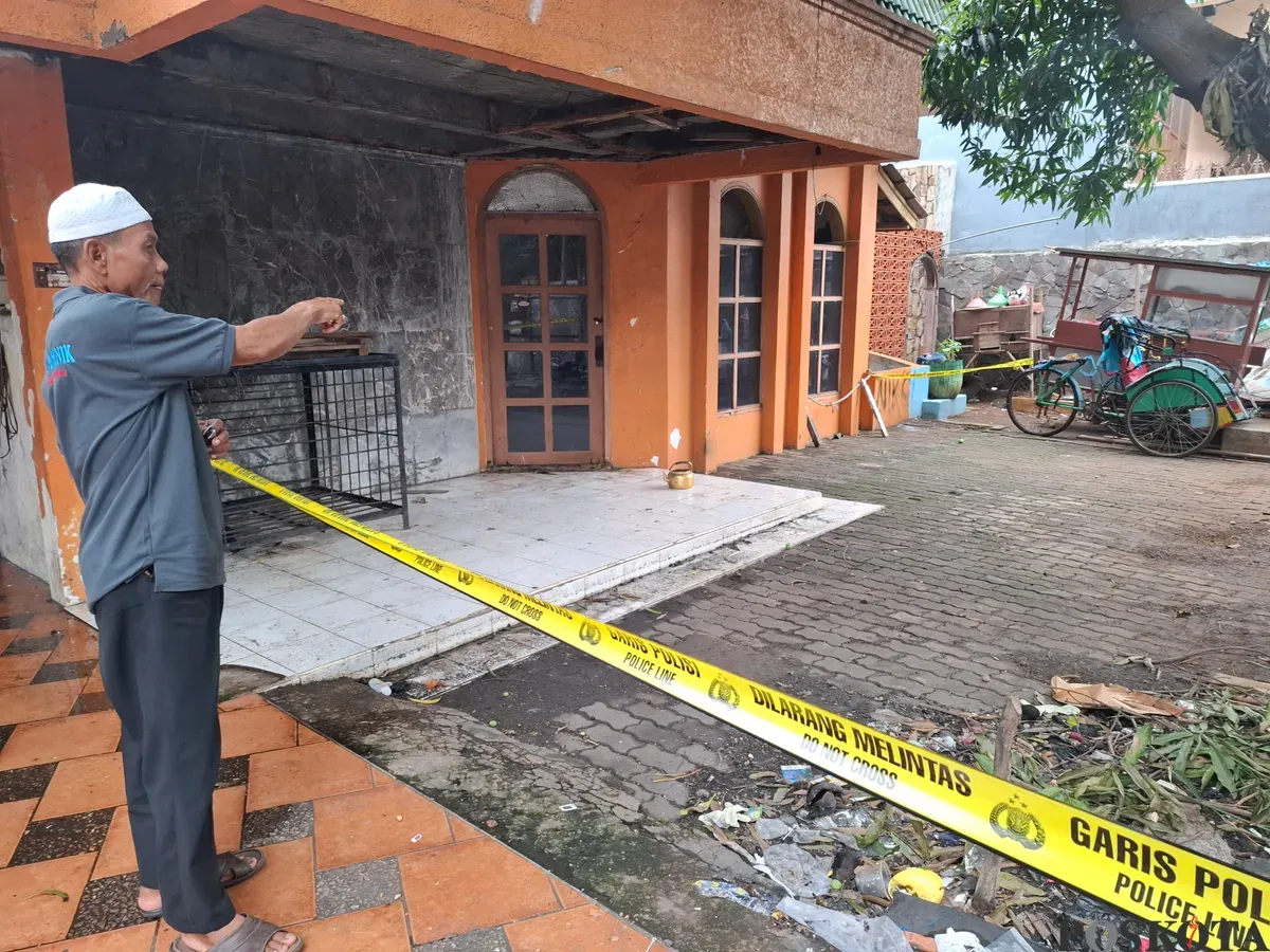 Warga sekitar menunjukkan rumah angker, tempat penemuan jasad di Jakarta Utara, Rabu, 29 Januari 2025. (Sumber: Poskota/Angga Pahlevi)