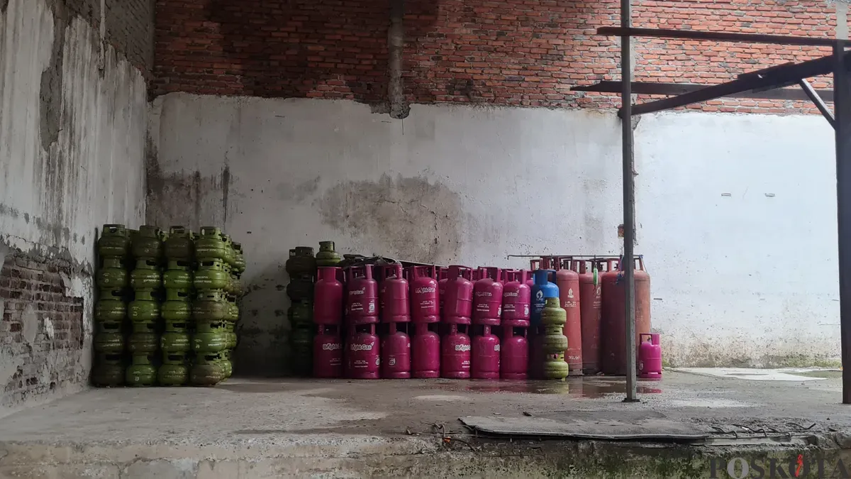 Tumpukan tabung gas elpiji bersubsidi di salah satu pangkalan elpiji di kawasan Tanjung Duren, Grogol Petamburan, Jakarta Barat, Rabu, 29 Januari 2025. (Sumber: Poskota/Pandi Ramedhan)