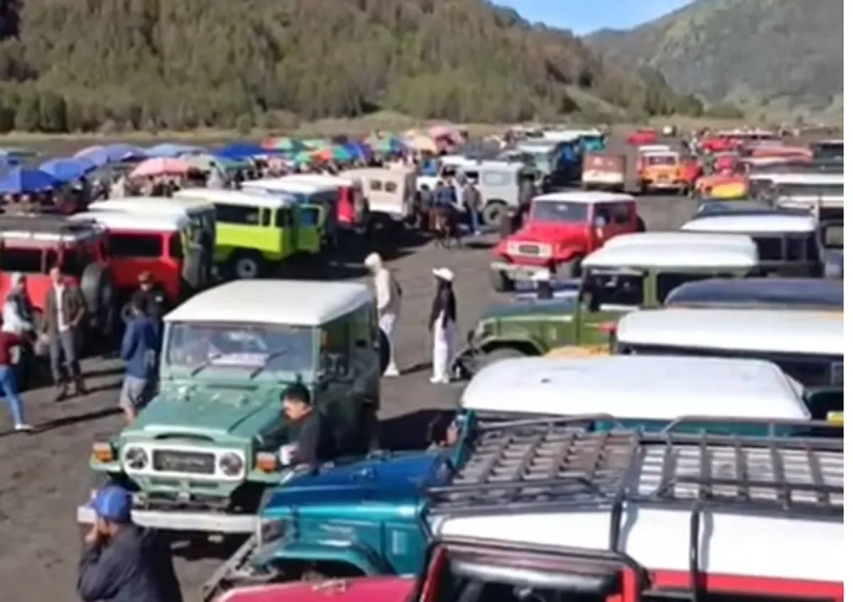 Ratusan jeep yang mengangkut wisatawan terparkir di kawasan Wisata Bromo, Probolinggo di momen libur Imlek tahun 2025. (Sumber: Instagram @infowisatagunungbromo)