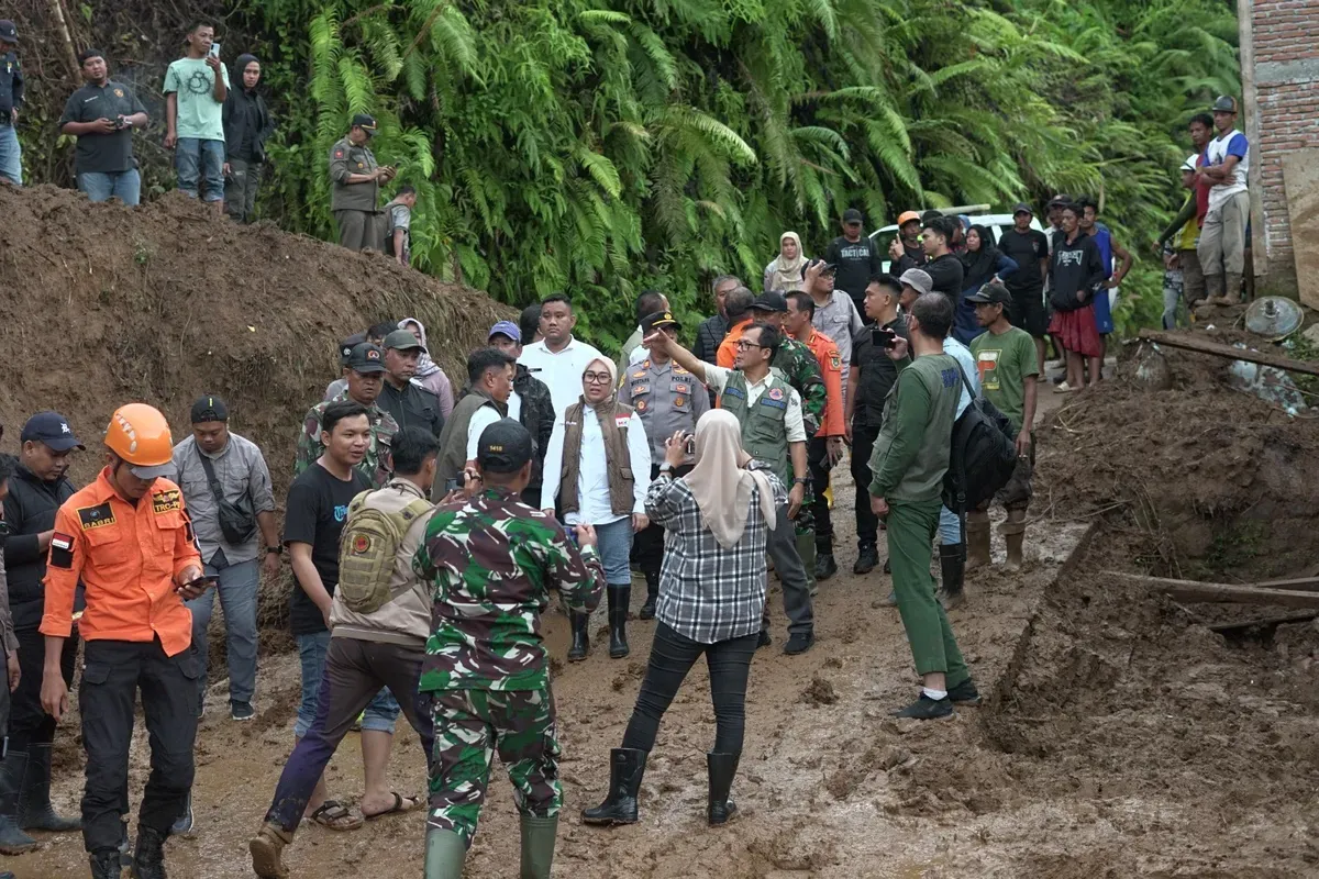 Peninjauan rombongan BNPB dan Bupati Mamuju ke Dusun Tamasapi, Kecamatan Mamuju, Kabupaten Mamuju, Sulawesi Barat, Rabu (29/1). (Sumber: Sumber foto : BPBD Kabupaten Mamuju)