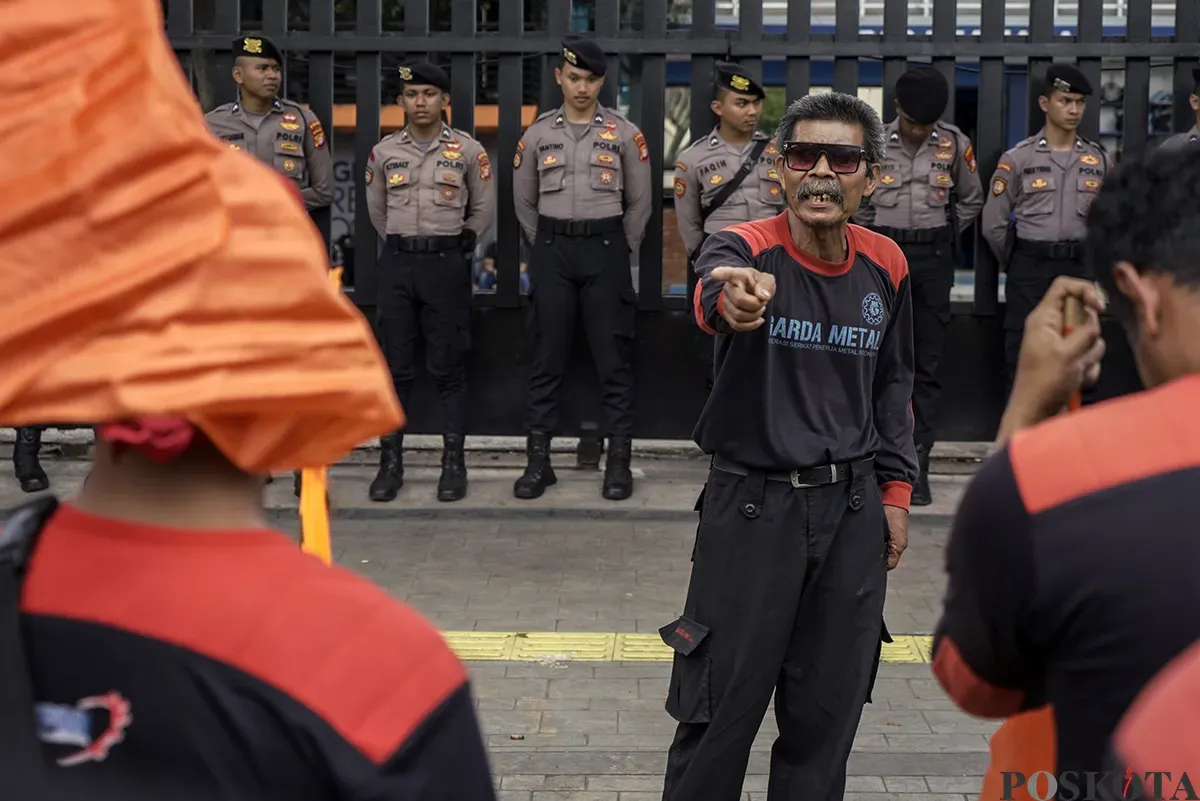 Pengunjuk rasa yang tergabung dalam Konfederasi Serikat Pekerja Indonesia (KSPI) dan Partai Buruh menggelar unjuk rasa terkait kasus penembakan buruh migran Indonesia oleh aparat di Malaysia, di depan Kantor Kementerian Perlindungan Pekerja Migran Indonesia (P2MI), Jalan MT Haryono, Jakarta Selatan, Kamis, 30 Januari 2025. (Sumber: Poskota/ Bilal Nugraha Ginanjar)