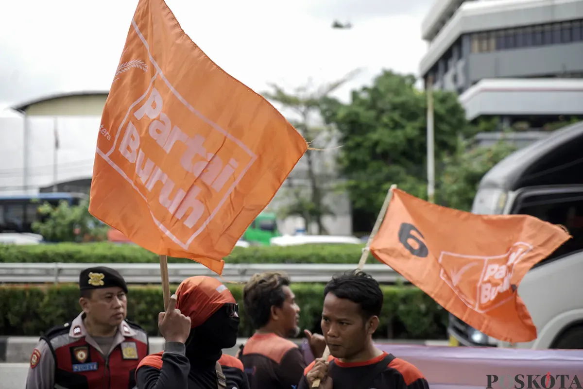 Pengunjuk rasa yang tergabung dalam Konfederasi Serikat Pekerja Indonesia (KSPI) dan Partai Buruh menggelar unjuk rasa terkait kasus penembakan buruh migran Indonesia oleh aparat di Malaysia, di depan Kantor Kementerian Perlindungan Pekerja Migran Indonesia (P2MI), Jalan MT Haryono, Jakarta Selatan, Kamis, 30 Januari 2025. (Sumber: Poskota/ Bilal Nugraha Ginanjar)