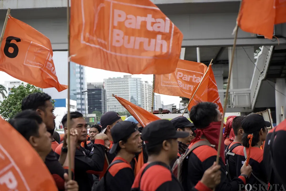 Pengunjuk rasa yang tergabung dalam Konfederasi Serikat Pekerja Indonesia (KSPI) dan Partai Buruh menggelar unjuk rasa terkait kasus penembakan buruh migran Indonesia oleh aparat di Malaysia, di depan Kantor Kementerian Perlindungan Pekerja Migran Indonesia (P2MI), Jalan MT Haryono, Jakarta Selatan, Kamis, 30 Januari 2025. (Sumber: Poskota/ Bilal Nugraha Ginanjar)