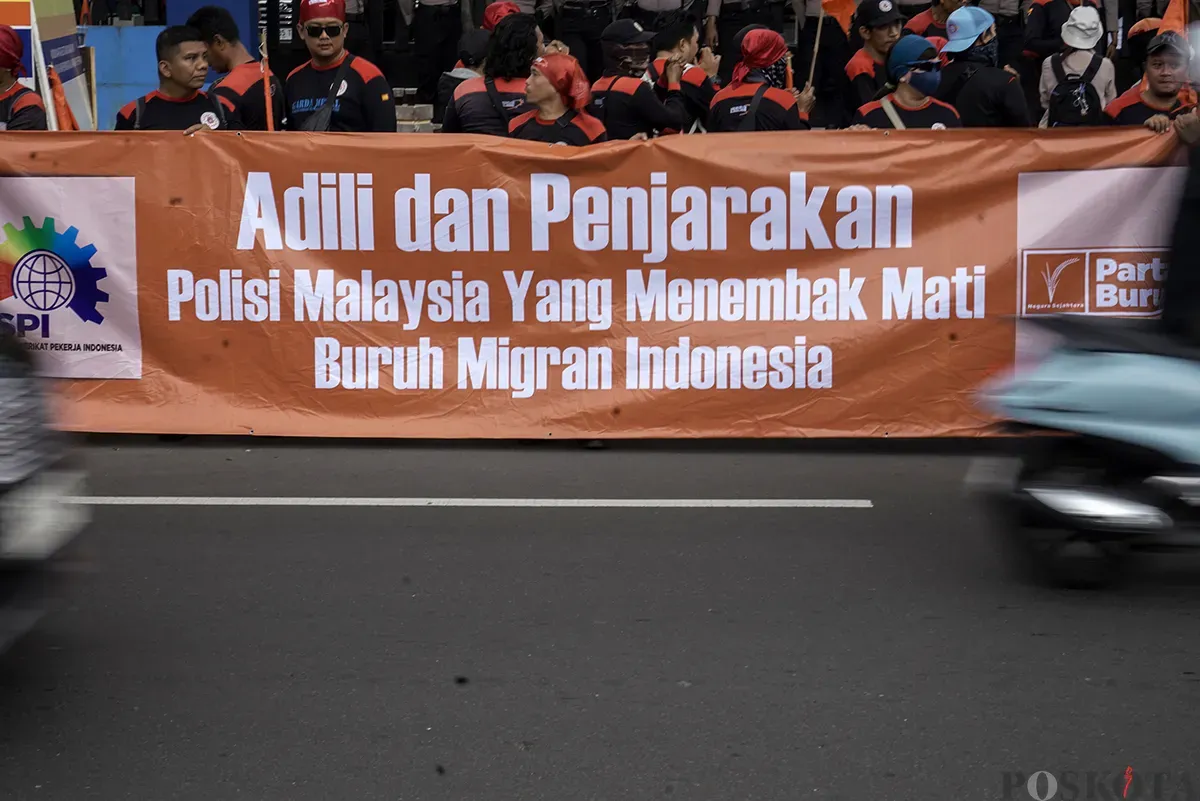 Pengunjuk rasa yang tergabung dalam Konfederasi Serikat Pekerja Indonesia (KSPI) dan Partai Buruh menggelar unjuk rasa terkait kasus penembakan buruh migran Indonesia oleh aparat di Malaysia, di depan Kantor Kementerian Perlindungan Pekerja Migran Indonesia (P2MI), Jalan MT Haryono, Jakarta Selatan, Kamis, 30 Januari 2025. (Sumber: Poskota/ Bilal Nugraha Ginanjar)