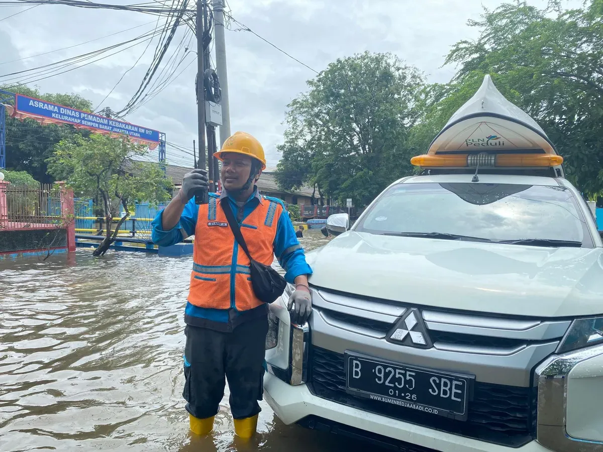 Petugas PLN UID Jakarta Raya turun langsung ke lokasi yang terdampak banjir Jakarta. (Sumber: Dok. PLN UID Jakarta Raya)