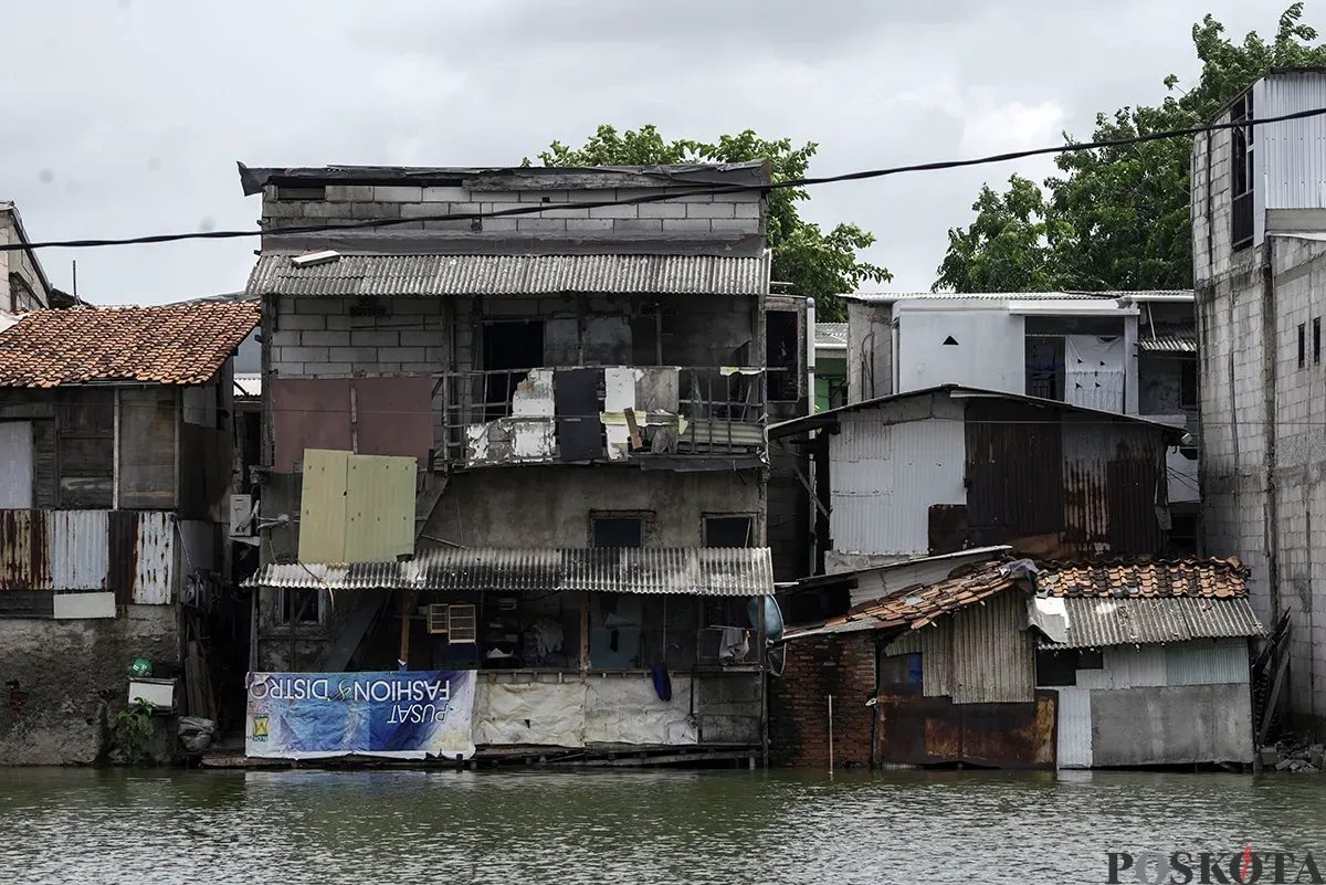 Sejumlah warga melakukan aktivitasnya masing-masing di kawasan rumah apung di Kampung Apung, Kapuk, Cengkareng, Jakarta Barat, Kamis, 30 Januari 2025. (Sumber: Poskota/ Bilal Nugraha Ginanjar)