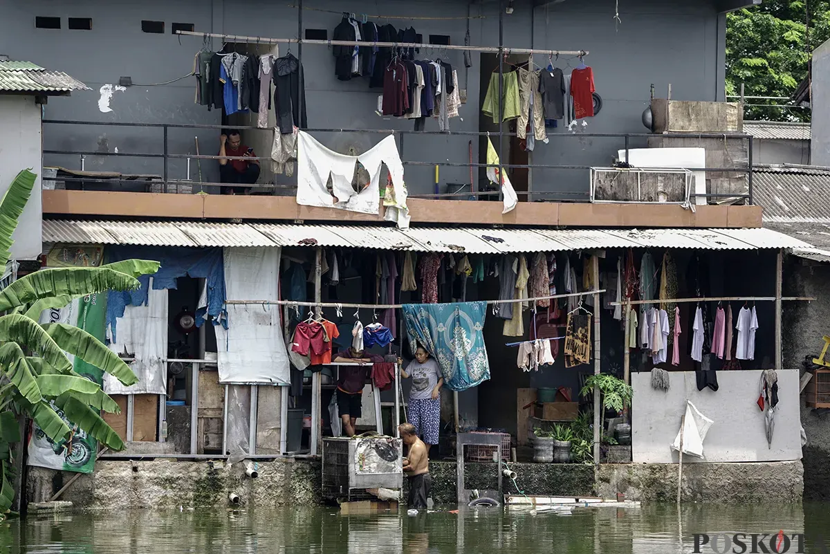 Sejumlah warga melakukan aktivitasnya masing-masing di kawasan rumah apung di Kampung Apung, Kapuk, Cengkareng, Jakarta Barat, Kamis, 30 Januari 2025. (Sumber: Poskota/ Bilal Nugraha Ginanjar)