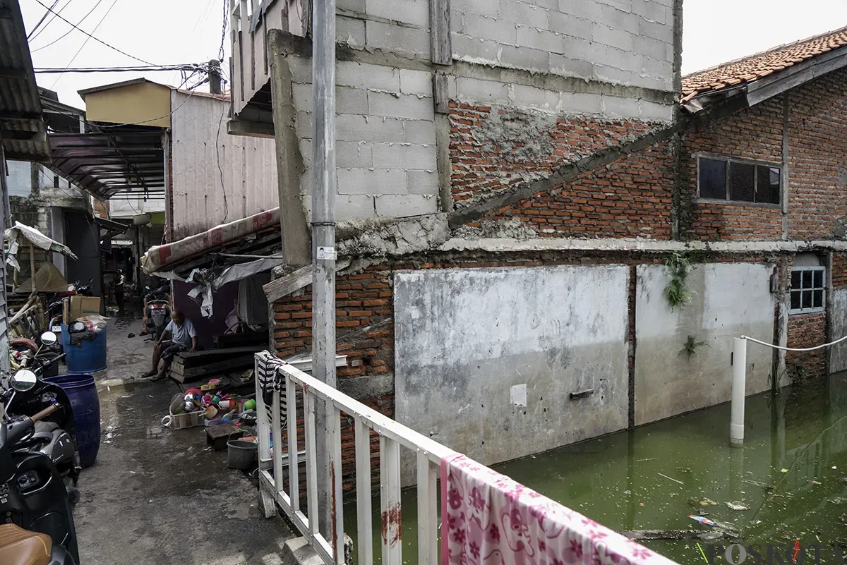 Sejumlah warga melakukan aktivitasnya masing-masing di kawasan rumah apung di Kampung Apung, Kapuk, Cengkareng, Jakarta Barat, Kamis, 30 Januari 2025. (Sumber: Poskota/ Bilal Nugraha Ginanjar)