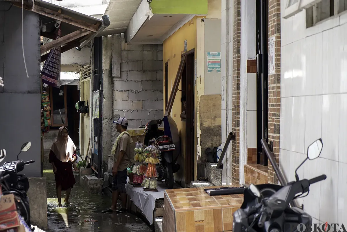 Sejumlah warga melakukan aktivitasnya masing-masing di kawasan rumah apung di Kampung Apung, Kapuk, Cengkareng, Jakarta Barat, Kamis, 30 Januari 2025. (Sumber: Poskota/ Bilal Nugraha Ginanjar)