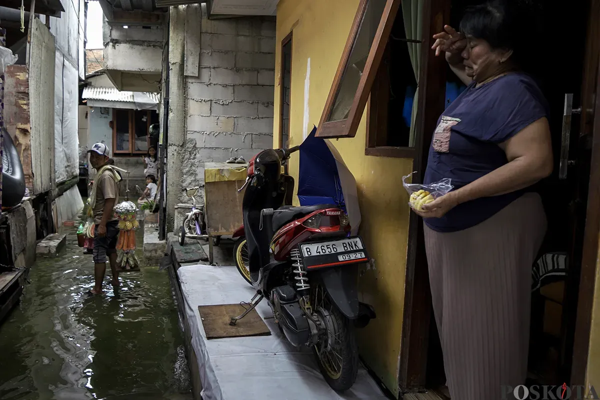 Sejumlah warga melakukan aktivitasnya masing-masing di kawasan rumah apung di Kampung Apung, Kapuk, Cengkareng, Jakarta Barat, Kamis, 30 Januari 2025. (Sumber: Poskota/ Bilal Nugraha Ginanjar)