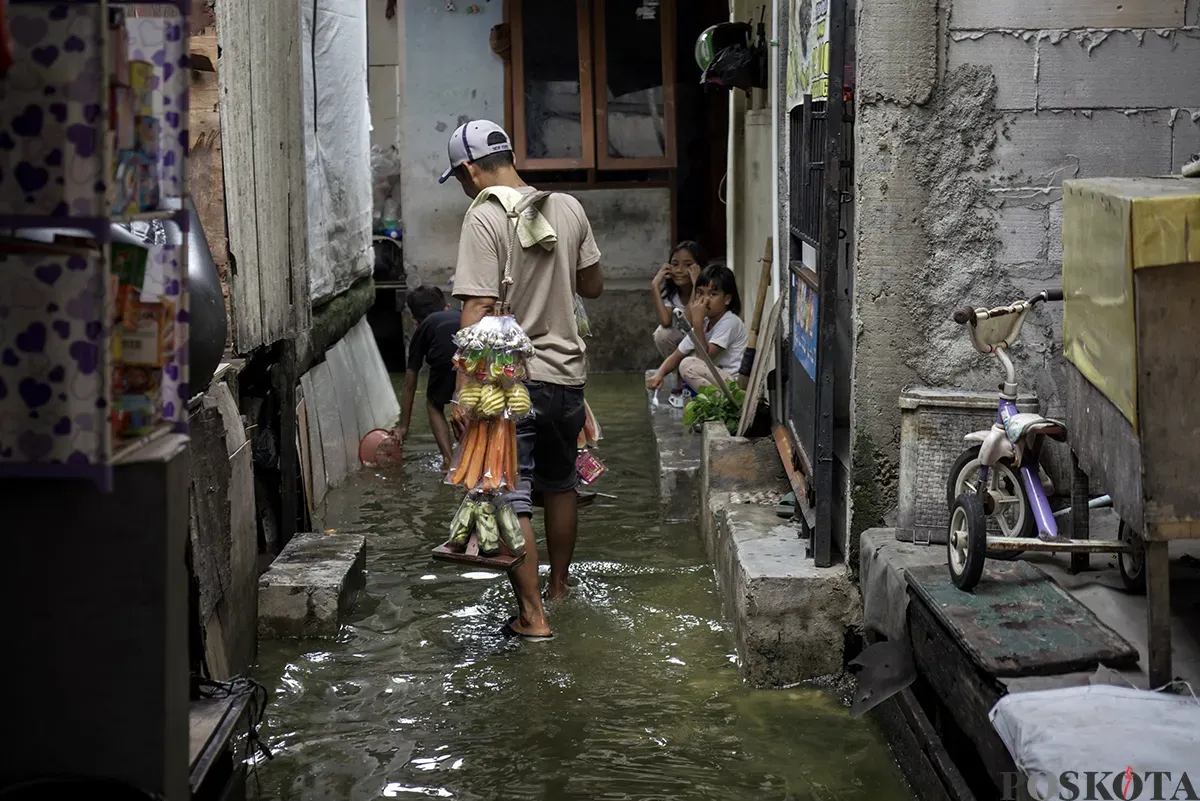 Sejumlah warga melakukan aktivitasnya masing-masing di kawasan rumah apung di Kampung Apung, Kapuk, Cengkareng, Jakarta Barat, Kamis, 30 Januari 2025. (Sumber: Poskota/ Bilal Nugraha Ginanjar)