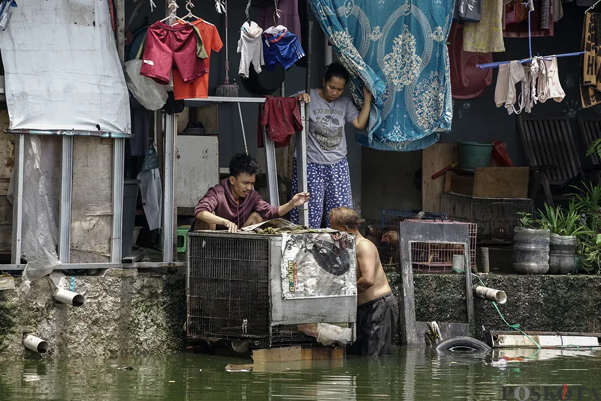 Sejumlah warga melakukan aktivitasnya masing-masing di kawasan rumah apung di Kampung Apung, Kapuk, Cengkareng, Jakarta Barat, Kamis, 30 Januari 2025. (Sumber: Poskota/ Bilal Nugraha Ginanjar)