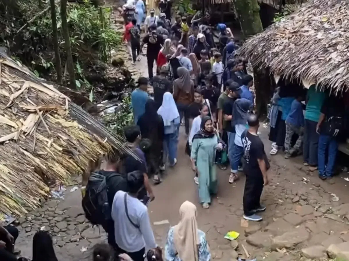 Para wisatawan saat melaksanakan liburan ke kawasan objek wisata Suku Baduy di Lebak. (Sumber: Dok. Warga)